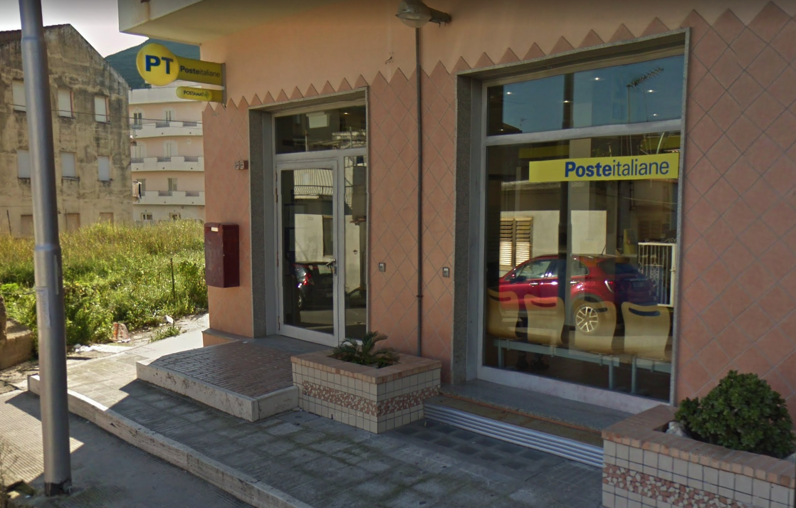 BASSO PROFILO | Prelievi, carte prepagate e i favori (ricambiati) dell'impiegata postale