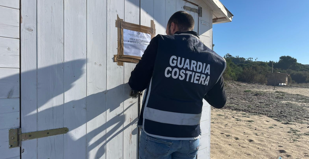 Sequestri a Isola Capo Rizzuto: chioschi e frantoio sotto i sigilli della Guardia Costiera