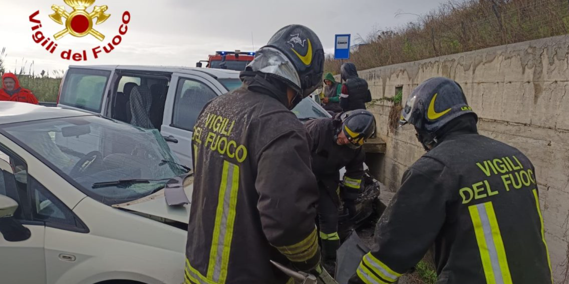Incidente sulla Statale 106 a Crotone: anziano estratto dalle lamiere, tre feriti