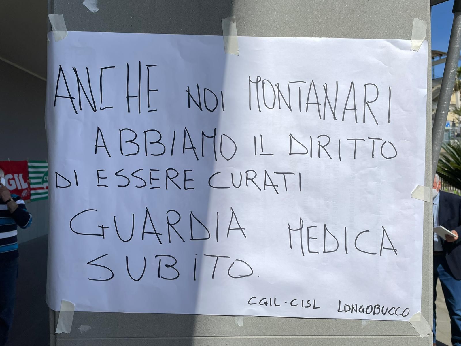 Senza guardia medica da due mesi, la protesta dei cittadini di Longobucco – FOTO E VIDEO