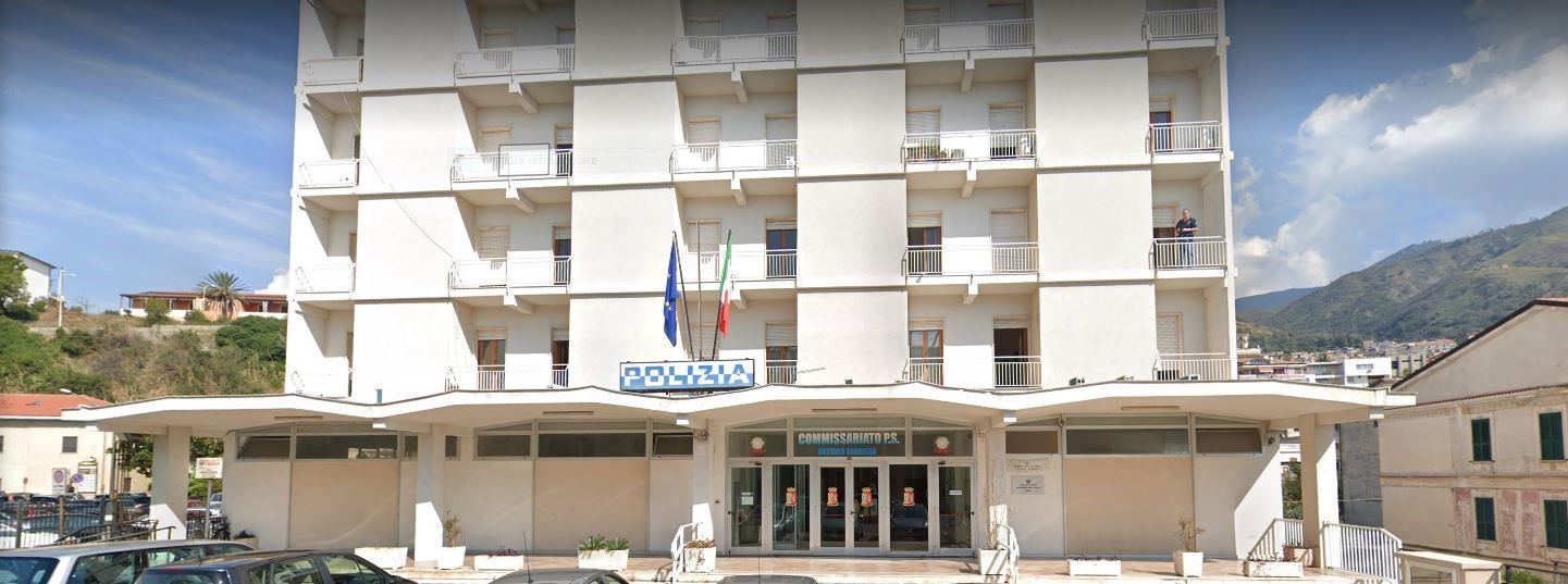 Paola, tenta di fuggire in auto: trovato con cocaina e 1.550 euro. Arrestato 35enne