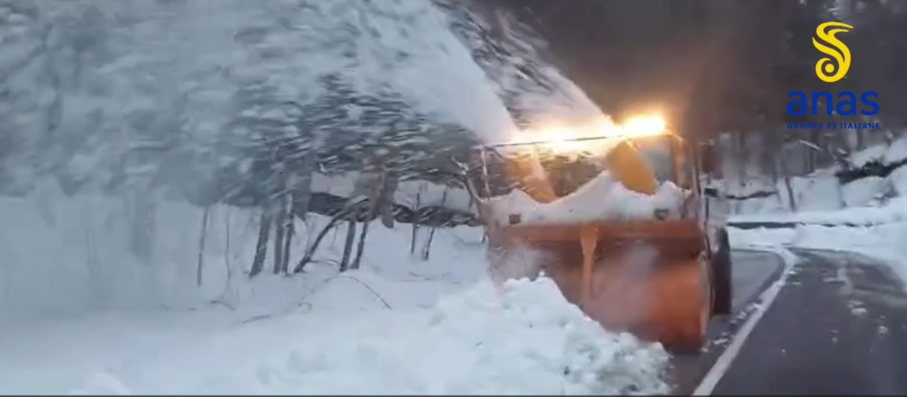 Neve a Longobucco, mezzi e personale Anas al lavoro per liberare le strade – VIDEO