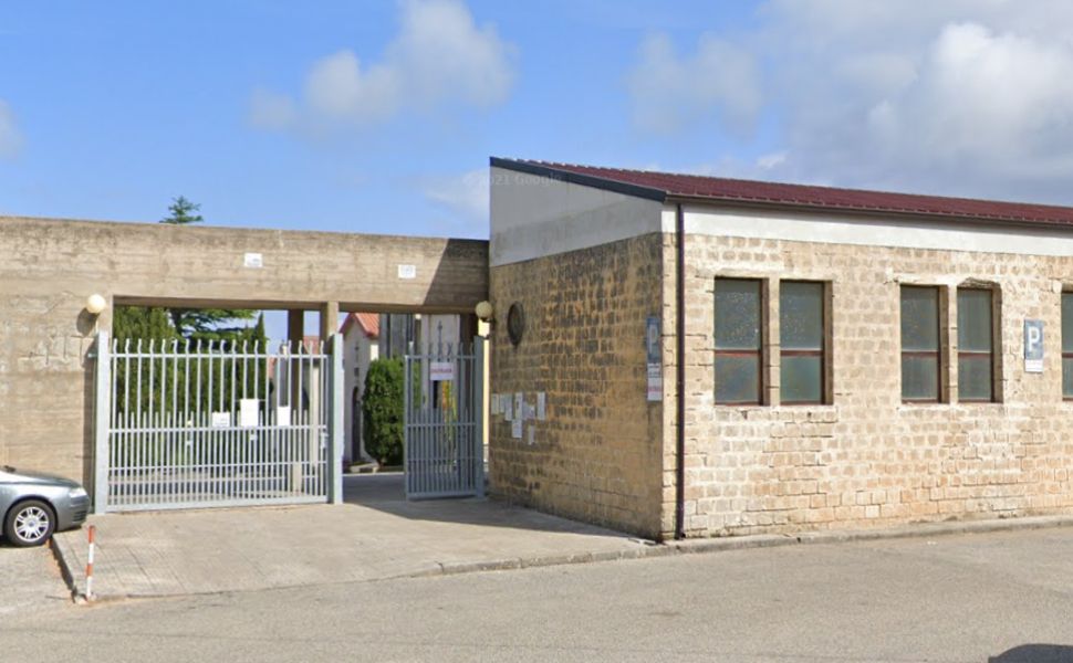 Fuoriuscita di liquido da una bara, riaperto il cimitero di Filadelfia