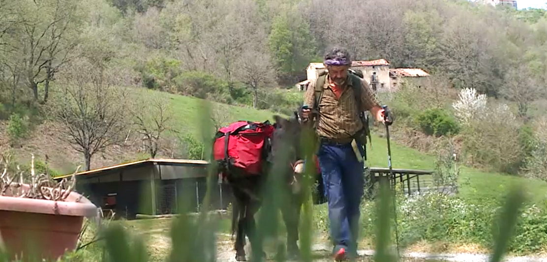 Come in una fiaba, Claudio in viaggio insieme al suo asino dalla Calabria alla Svizzera