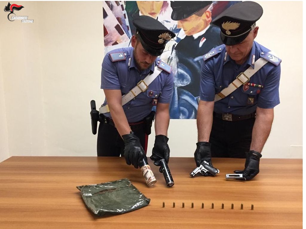 Crotone, trovato in possesso di armi e munizioni: arrestato 91enne