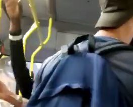 Occupa un posto “off limits”, insulti a immigrato su un bus a Catanzaro – VIDEO