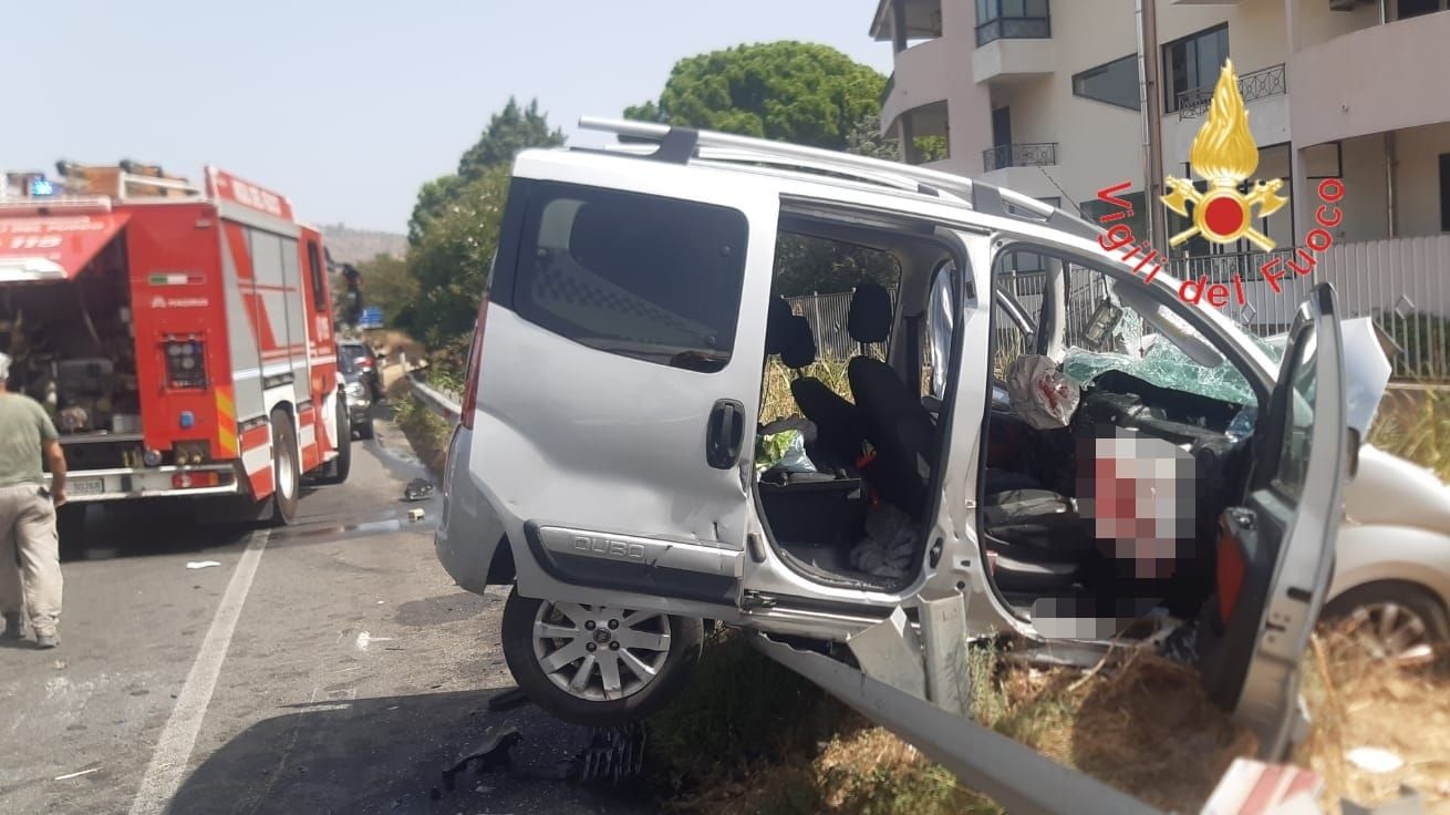 Violento impatto tra furgone e autovettura sulla Ss 106: tre feriti, uno trasportato in elisoccorso