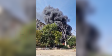 Lamezia, vasto incendio in una discarica a “Ciampa di Cavallo”. Torna la nube nera sul quartiere – VIDEO