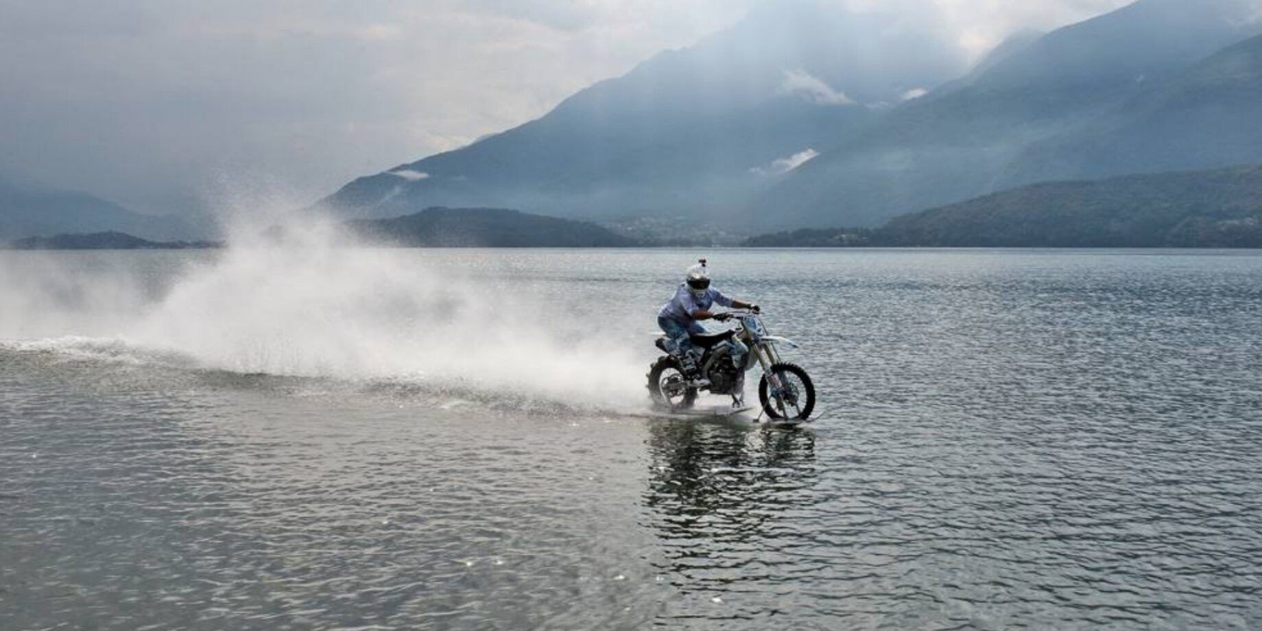 Il pilota che tenterà di attraversare lo Stretto in moto