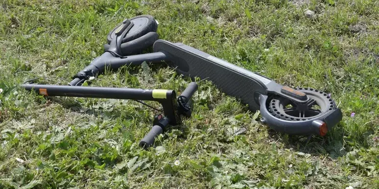 Monopattino contro un’auto, muore un 19enne
