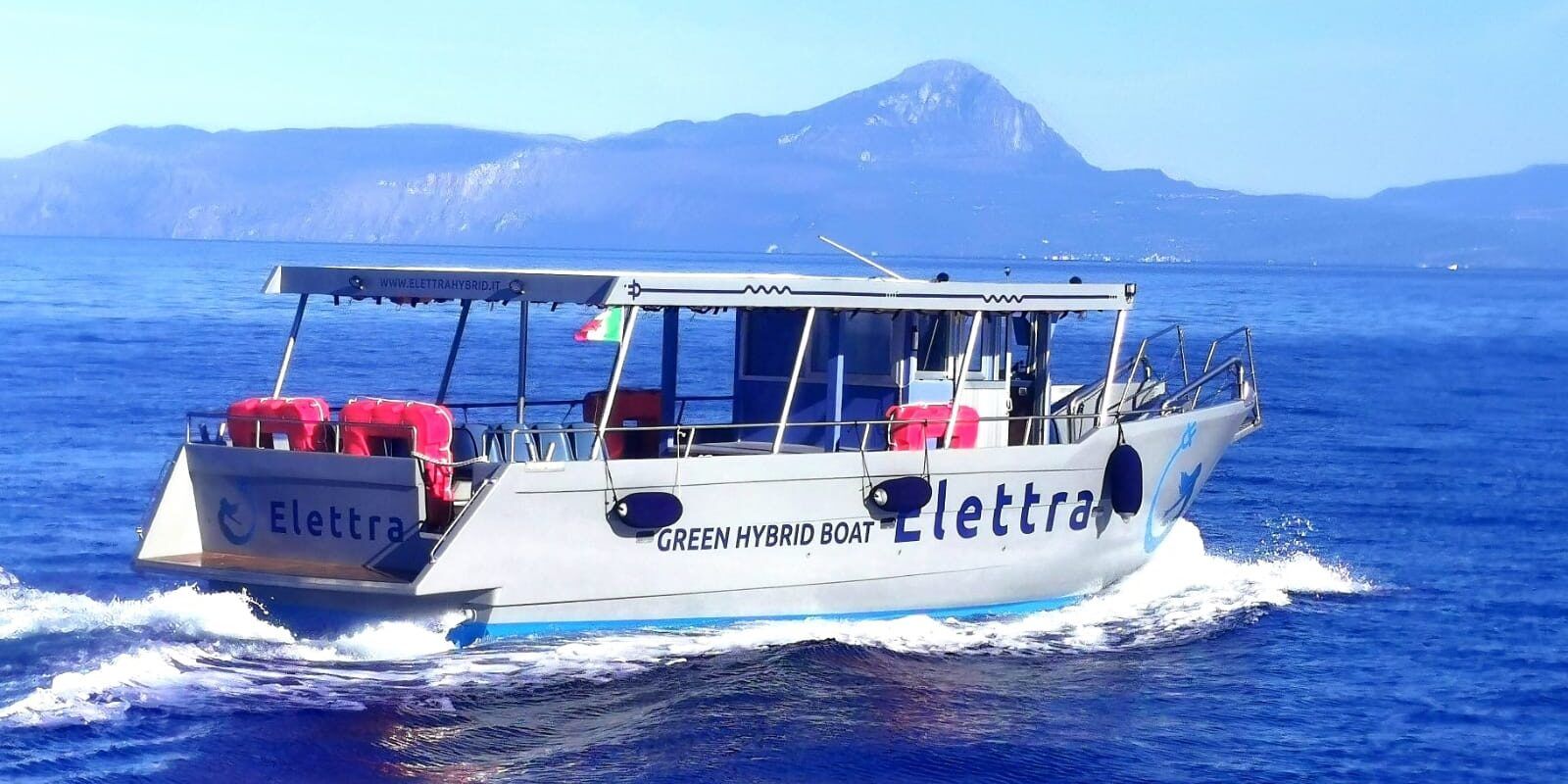 San Nicola Arcella, inaugurata la prima imbarcazione ibrida a energia solare