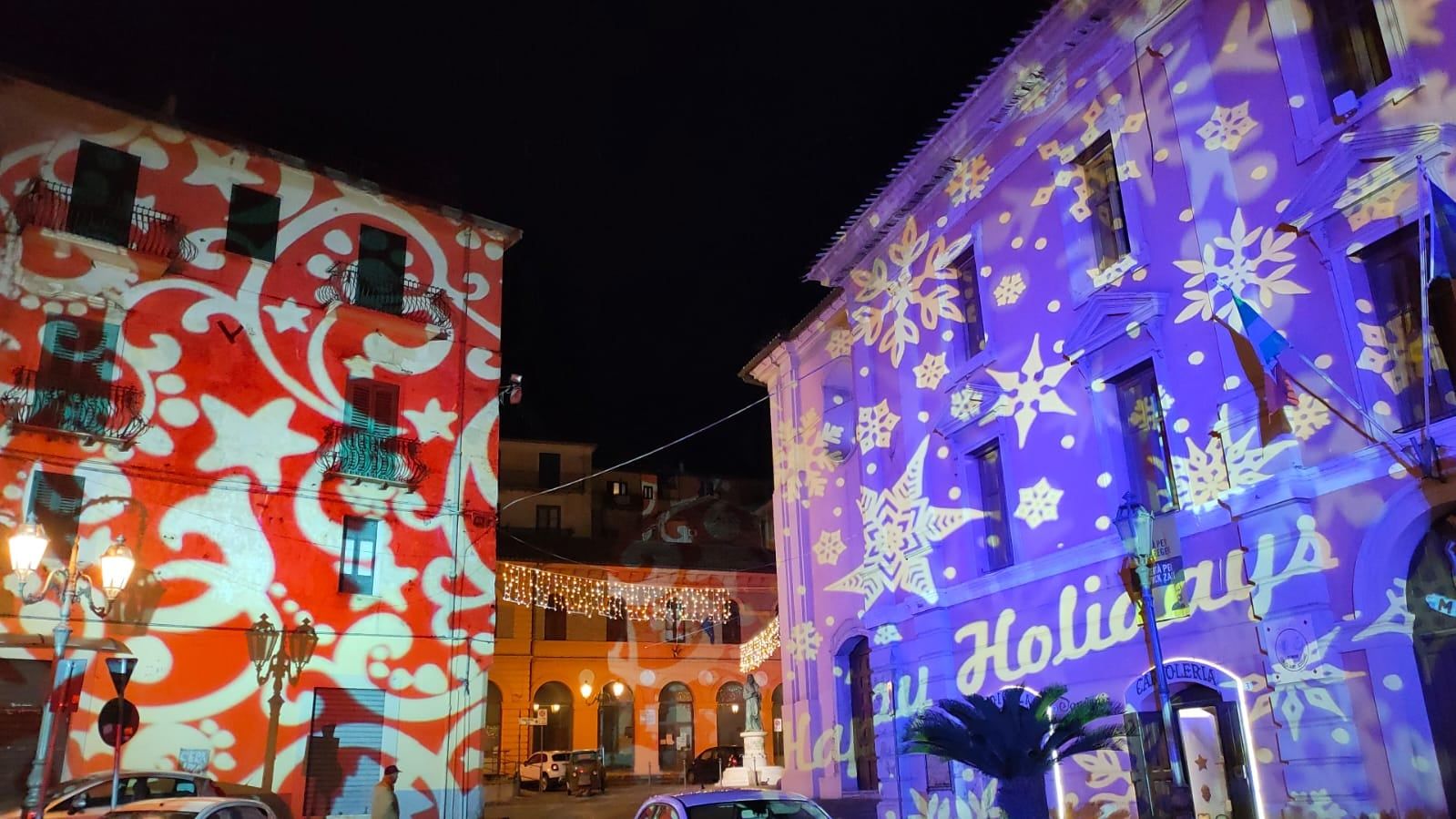 Corigliano Rossano vestita a festa: proiezioni illuminano i monumenti iconici – FOTO e VIDEO