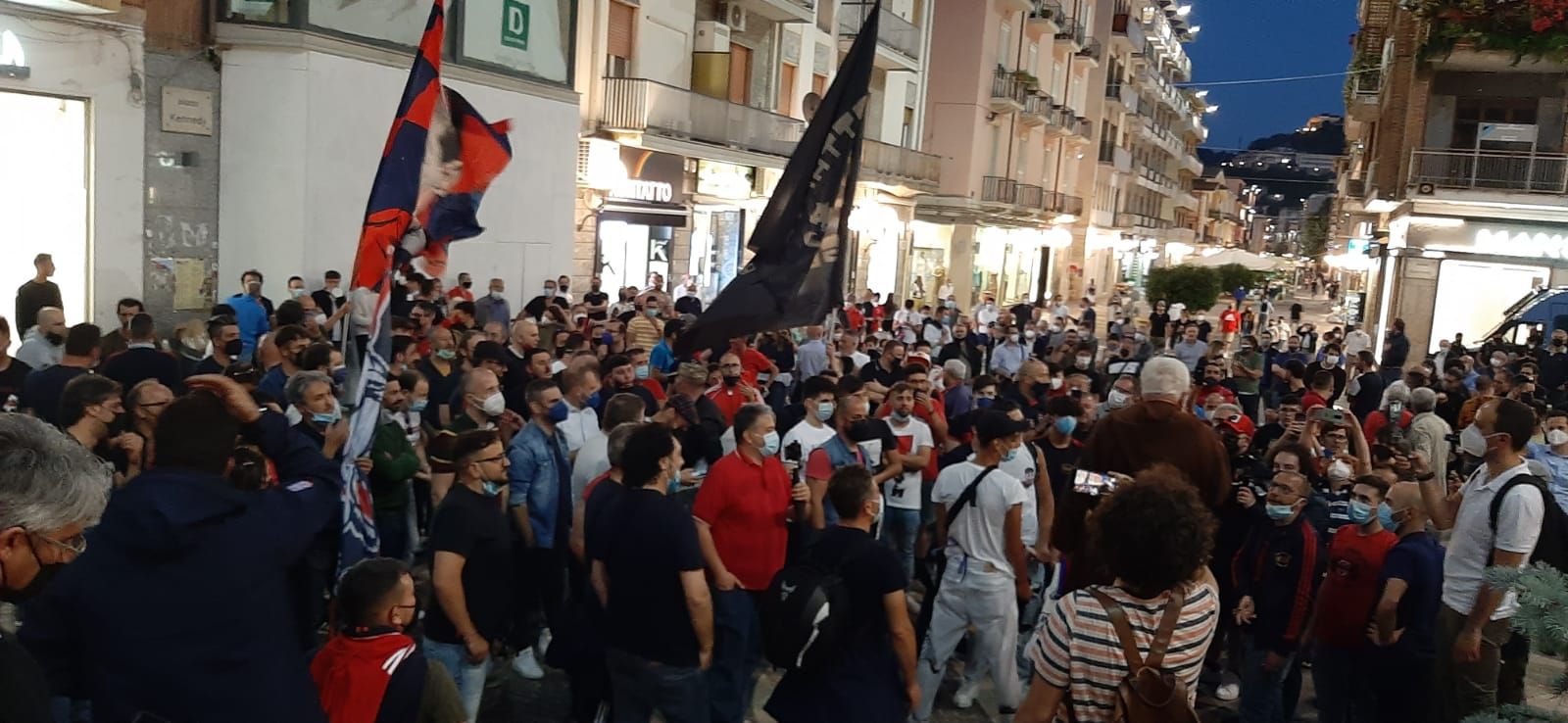Cosenza, il silenzio del presidente Guarascio rotto dall’ennesima protesta dei tifosi