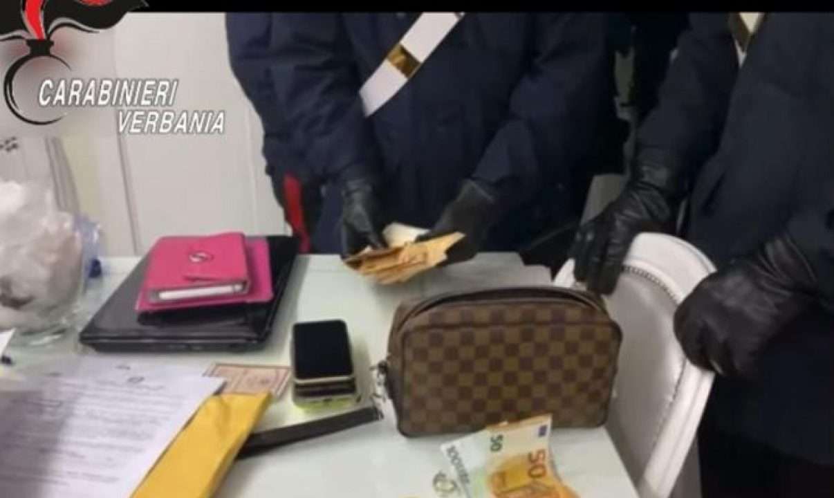 Truffano 146 correntisti (anche calabresi) per comprare capi d’alta moda, 8 arresti a Napoli