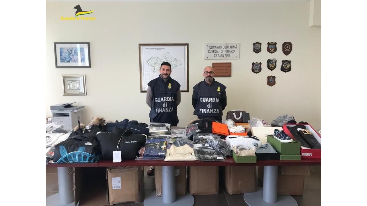 Catanzaro, maxi sequestro di capi e accessori contraffatti: avrebbero fruttato oltre mezzo milione di euro
