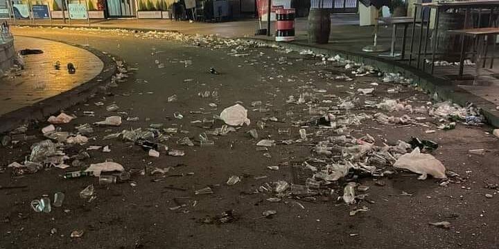 Cosenza, i festeggiamenti degli «incivili» della movida – FOTO