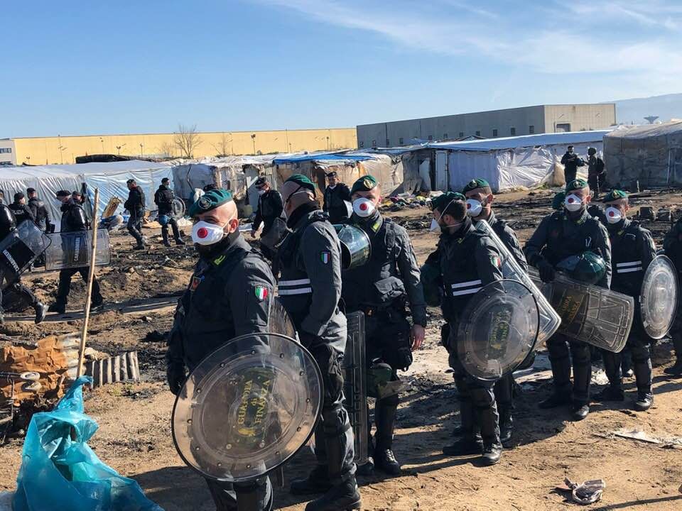 Baraccopoli, al via le operazioni di sgombero – VIDEO E FOTO