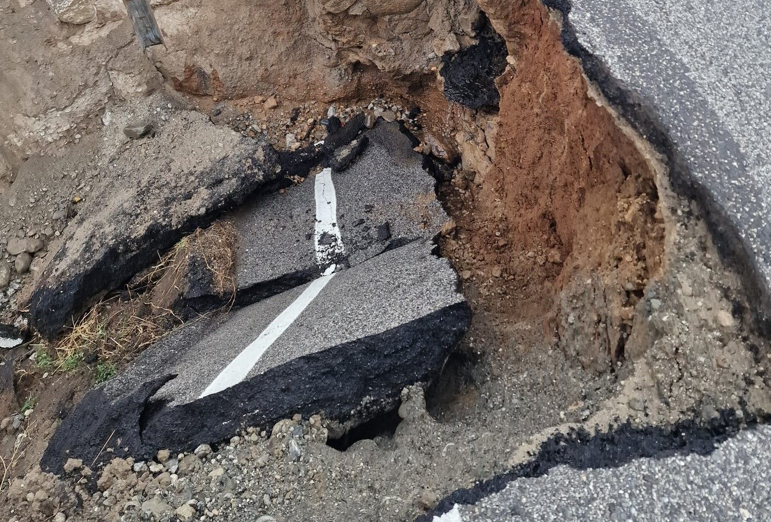 Maltempo, frana lungo la strada di collegamento Locri-Gerace-Gioia Tauro