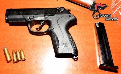 Armi e droga nascoste in un appartamento sequestrato a Reggio