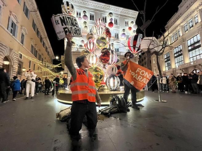 Ultima Generazione, vernice nera sull’albero di Natale a Roma