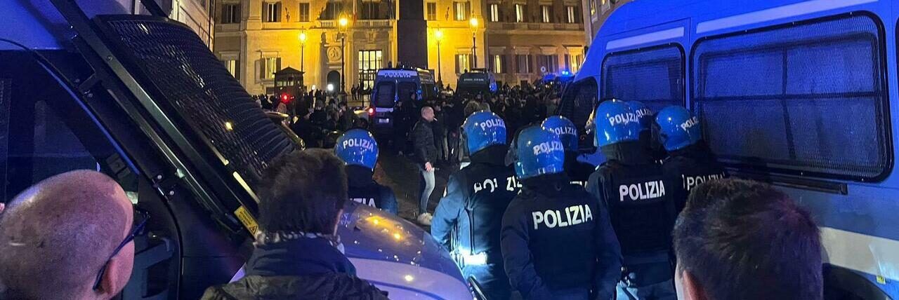 Protesta studenti a Roma, scontri con la polizia a Montecitorio