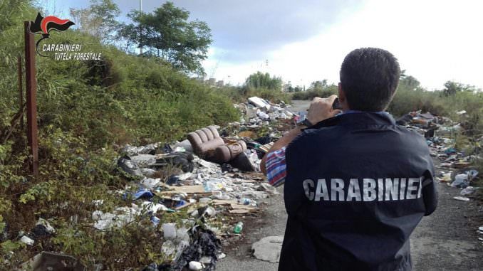 Si disfacevano illecitamente dei rifiuti, incastrati dalle "fototrappole"
