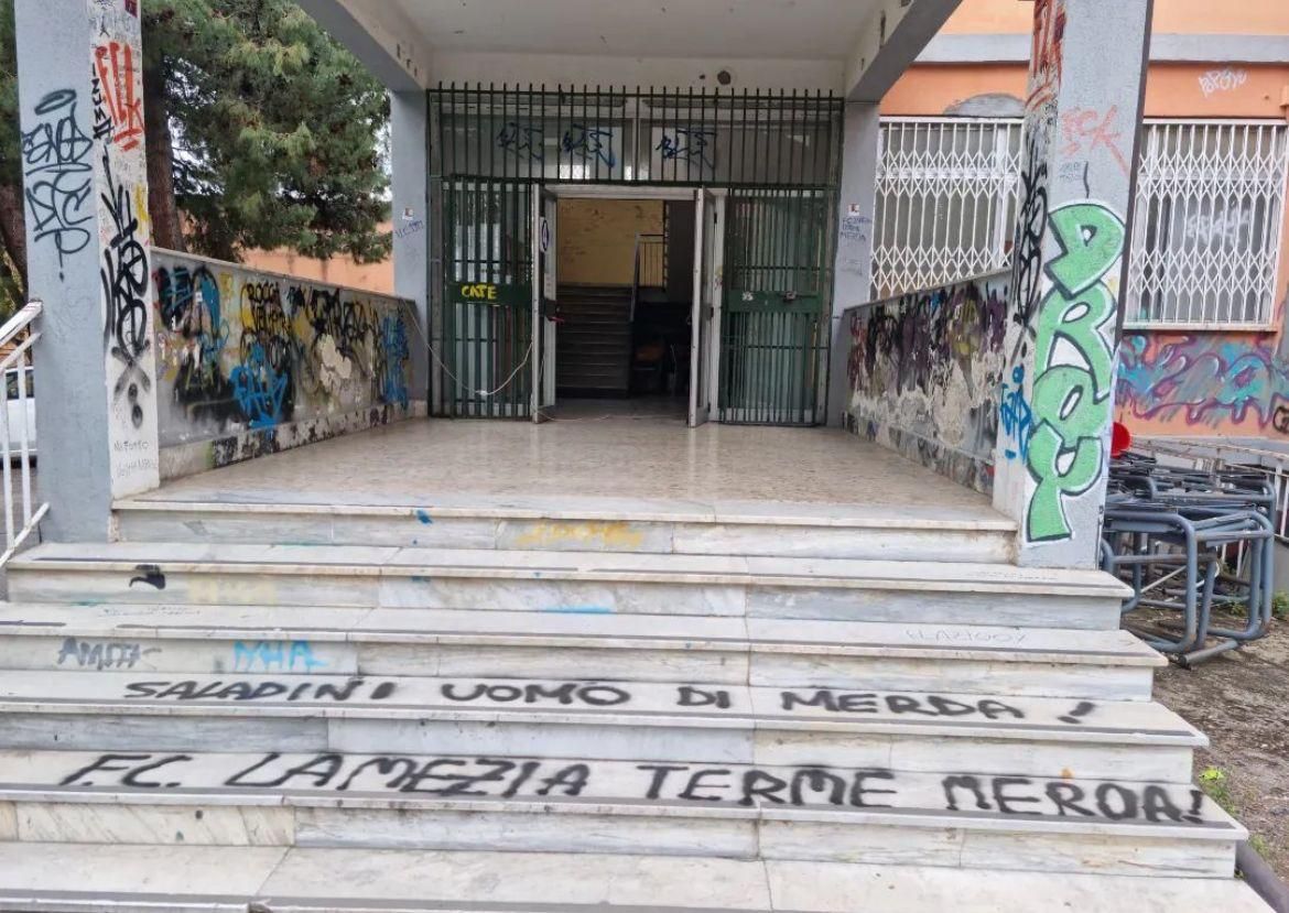 Lamezia, scritte e ingiurie contro Saladini anche al Liceo “F. Fiorentino”