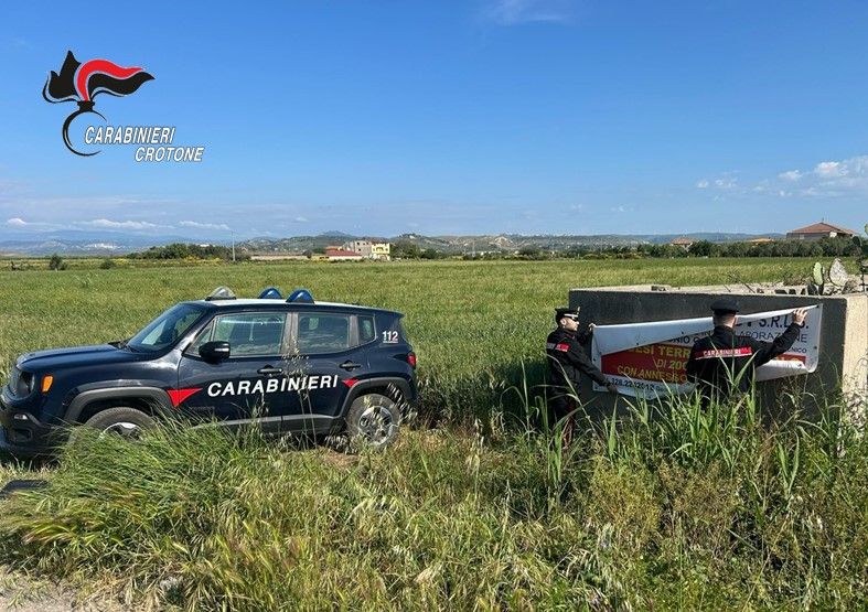 Agente immobiliare abusivo denunciato dai Carabinieri. Sequestrata cartellonistica