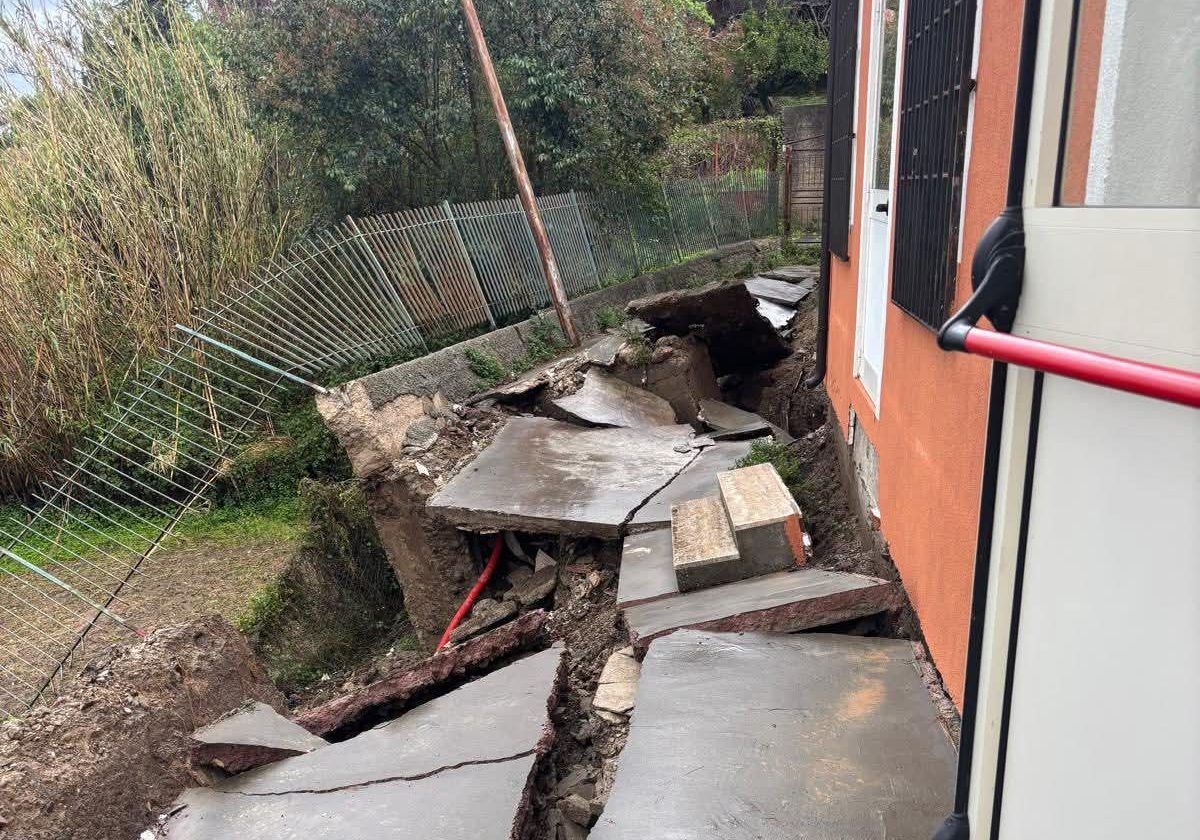 Maltempo nel Vibonese, frane e strade allagate. A Capistrano cede l’atrio di una scuola – FOTO
