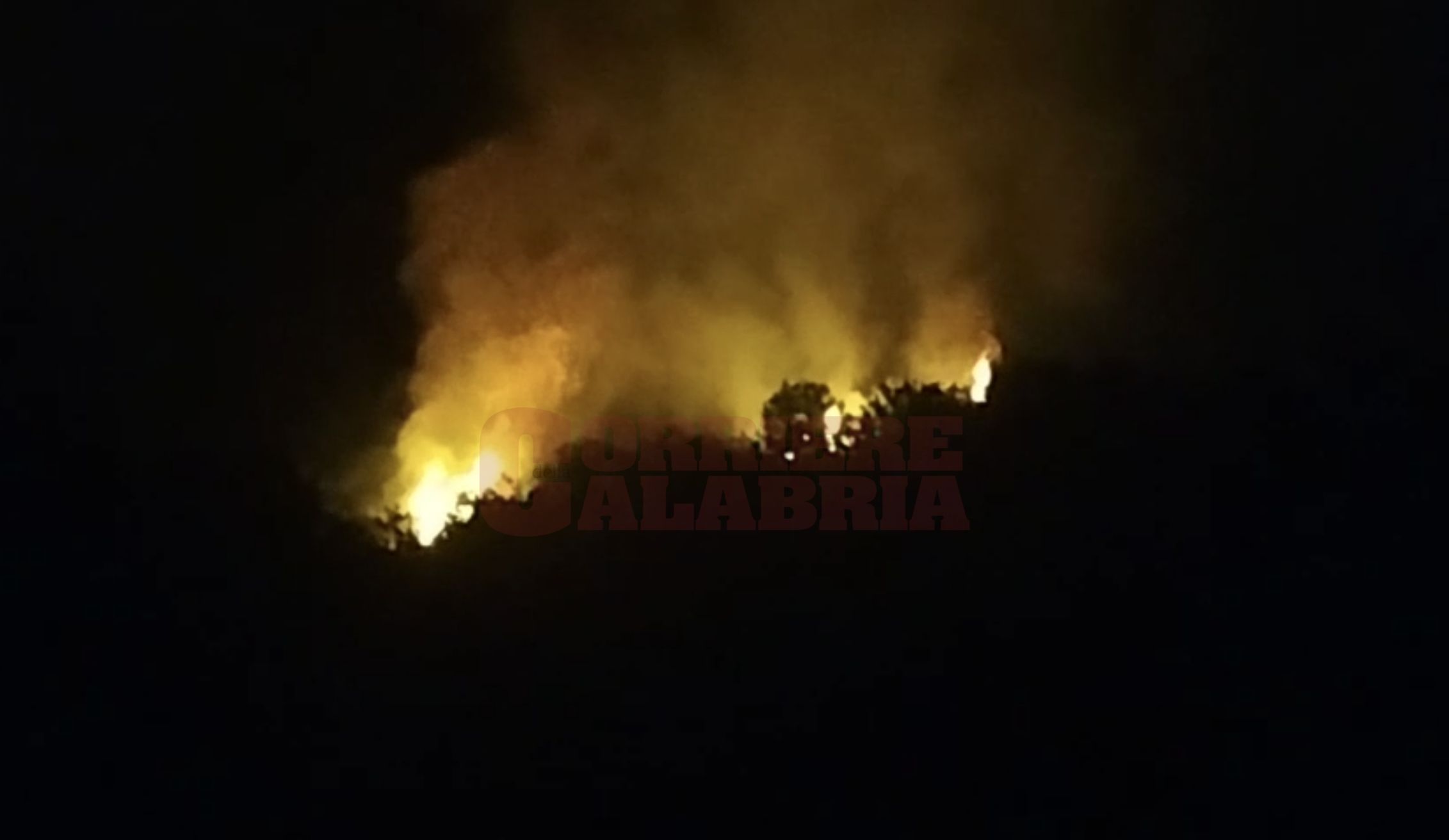 Vasto incendio a Laurignano, vigili del fuoco al lavoro