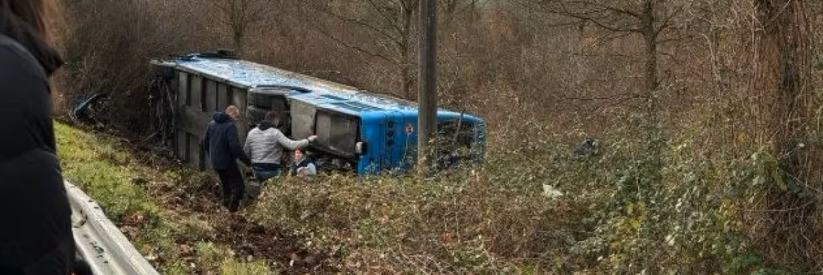 Bus con 40 studenti finisce fuori strada a Potenza, grave l’autista