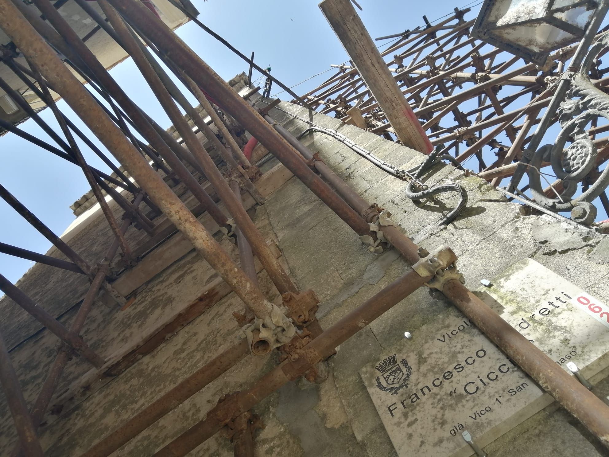 «La cura della città, crolli materiali e simbolici»