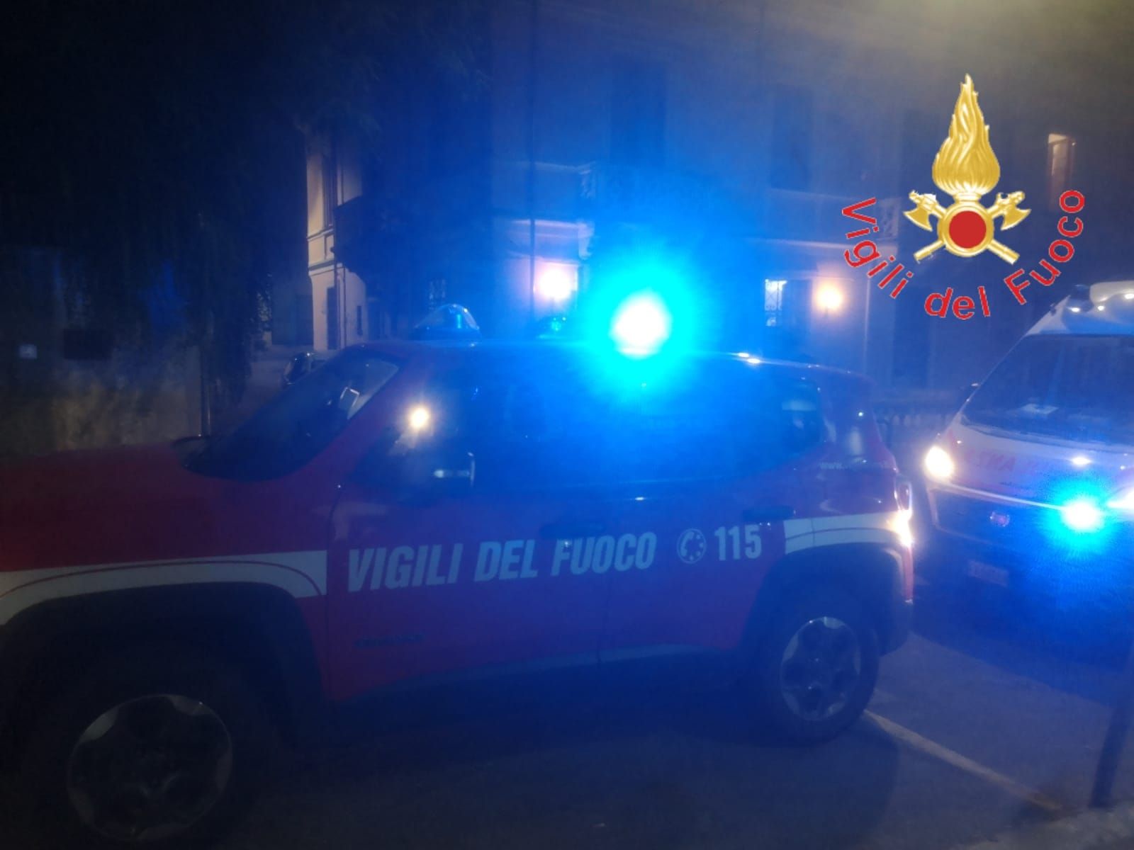 Catanzaro, giovane minaccia di lanciarsi dal terrazzo di un edificio: salvato dai Vigili del fuoco