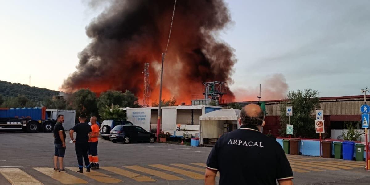 Palmi, incendio nel piazzale del centro smaltimento rifiuti Poly2Oil. Scatta l’allarme – VIDEO