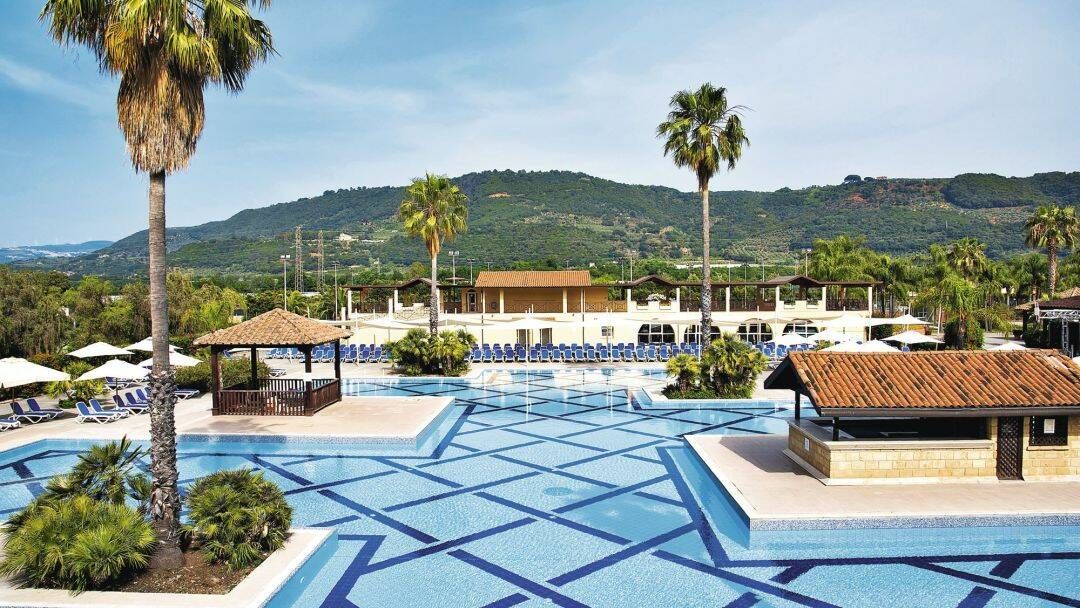 ‘Ndrangheta e politica, l’imprenditore in contatto con i due mondi e il mega investimento nel turismo