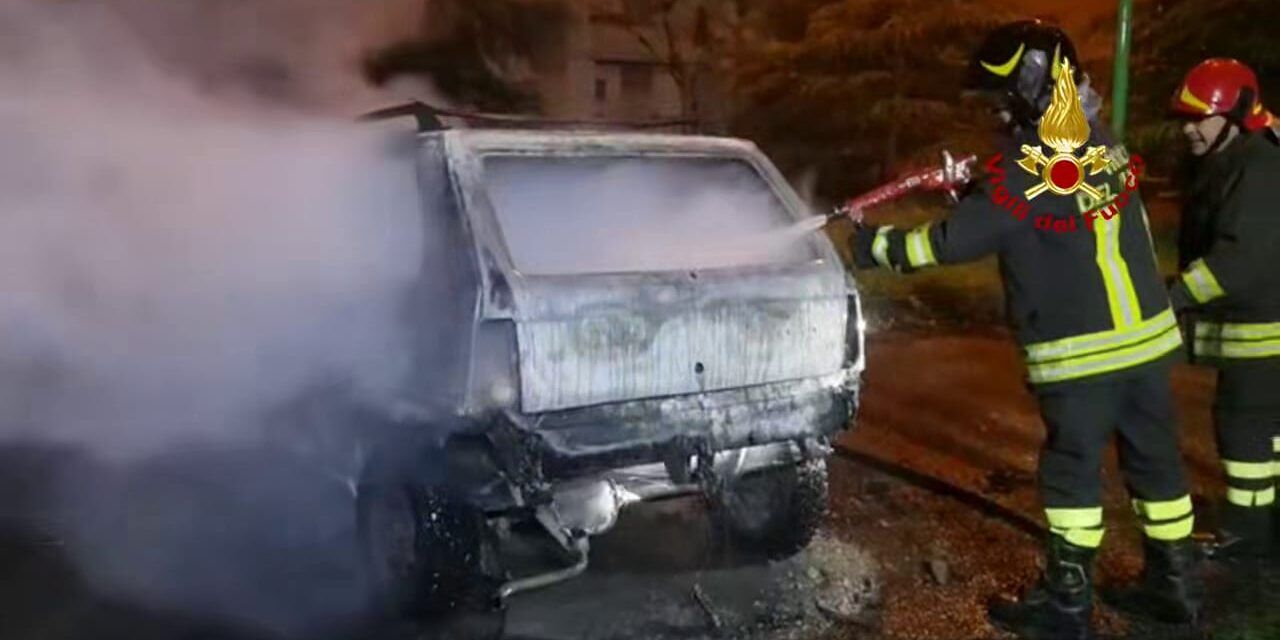 Auto incendiata nel Catanzarese, si indaga sulla dinamica – VIDEO