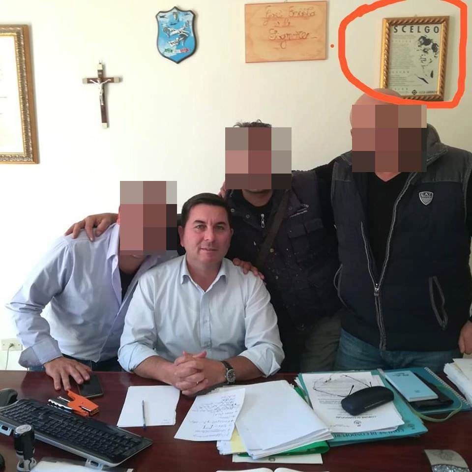 Il manifesto delle SS italiane al posto della foto di Mattarella