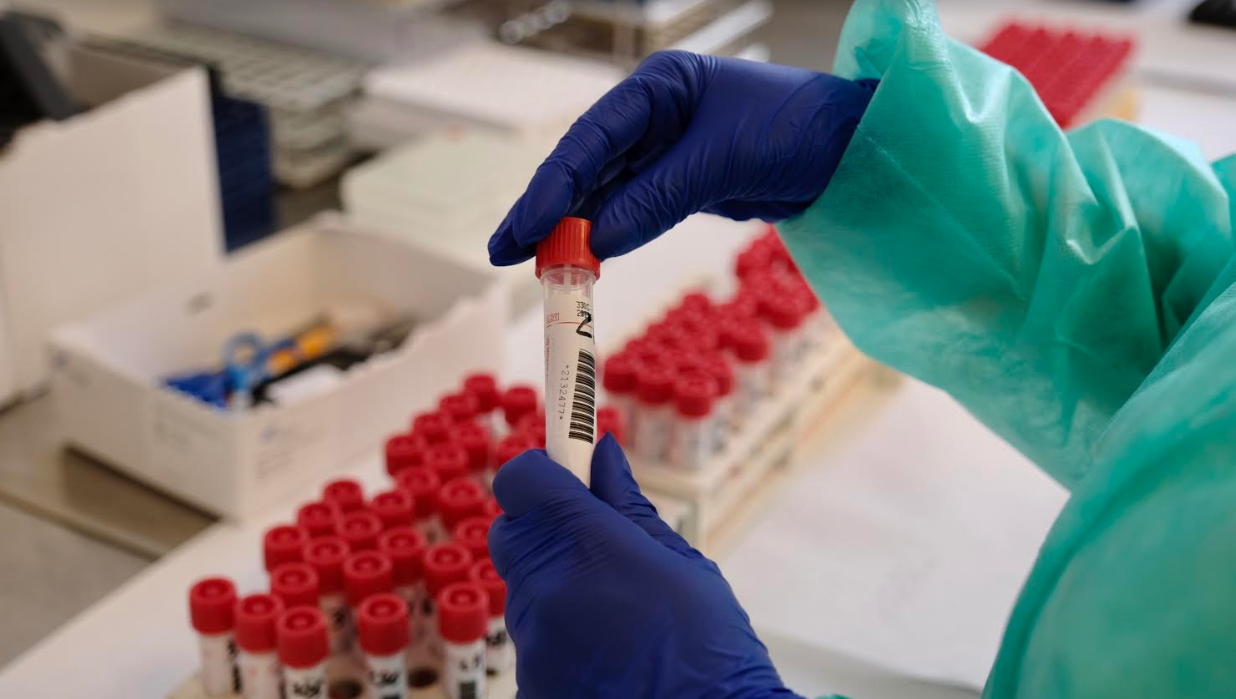 Tamponi in frigo, M5S: «Regione nel caos, i manager vadano a casa»