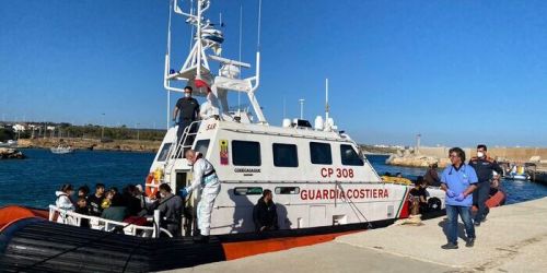 Migranti, ancora uno sbarco nel crotonese: 60 a Le Castella