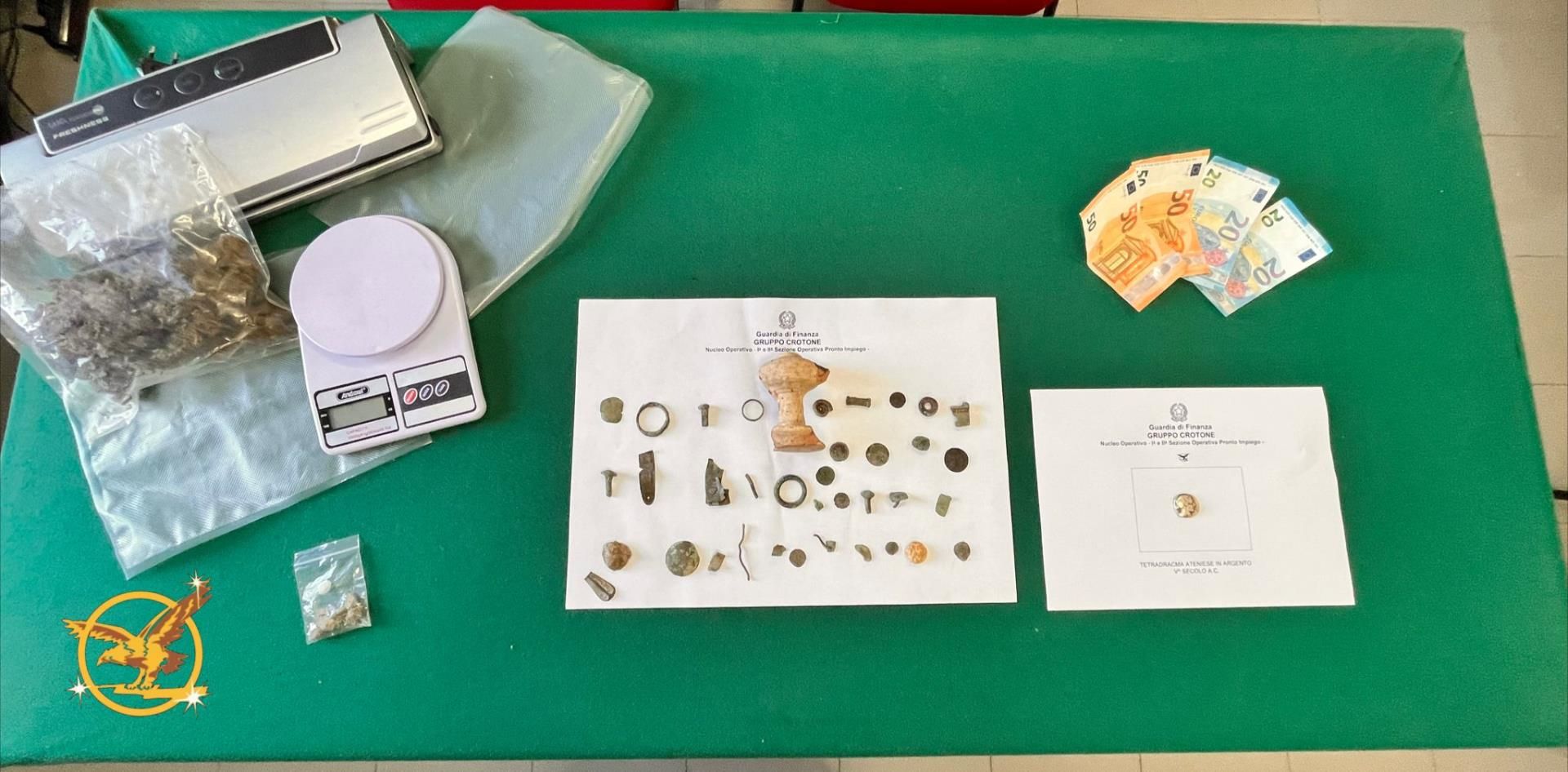 Droga, reperti archeologici e una moneta del V secolo a.C. in casa: un arresto nel Crotonese