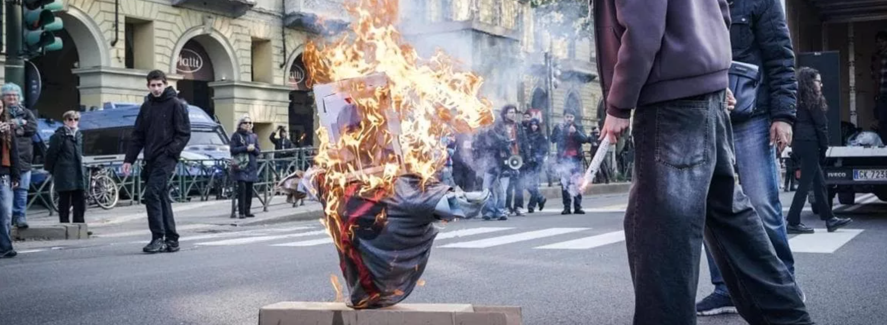 “No Meloni Day”, bruciato il fantoccio di Valditara: agenti feriti