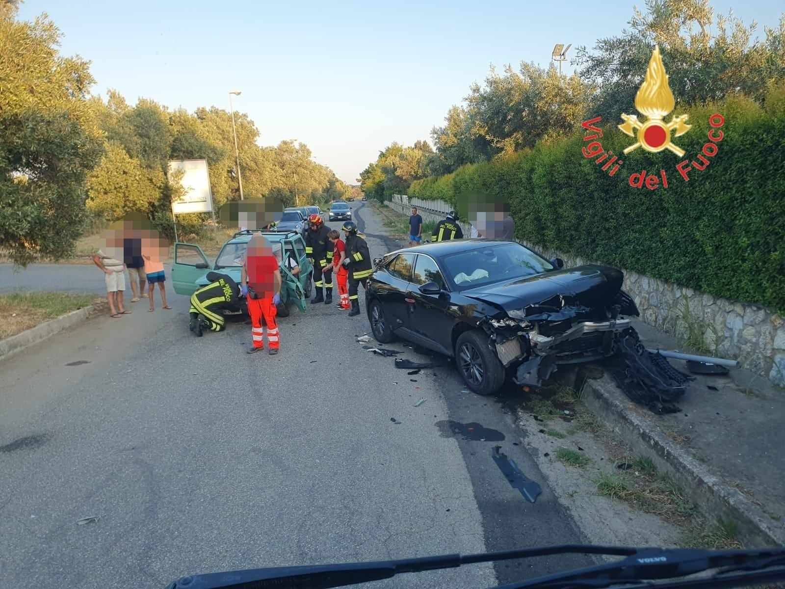 Incidente stradale nel Catanzarese, tre feriti: conducente incastrata nell’abitacolo ed estratta dai vigili del fuoco