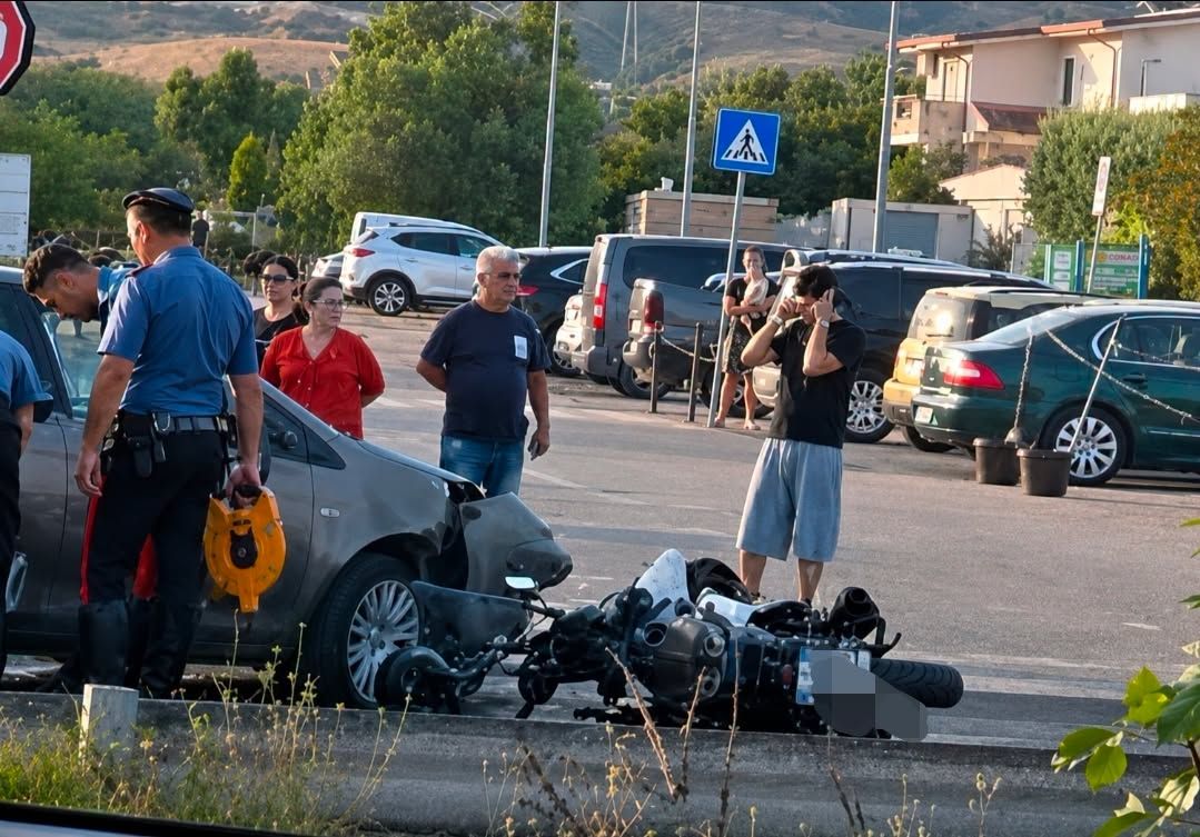 Incidente sulla 106 a Roccella Ionica, scooter contro auto: centauro ferito gravemente trasportato in elisoccorso