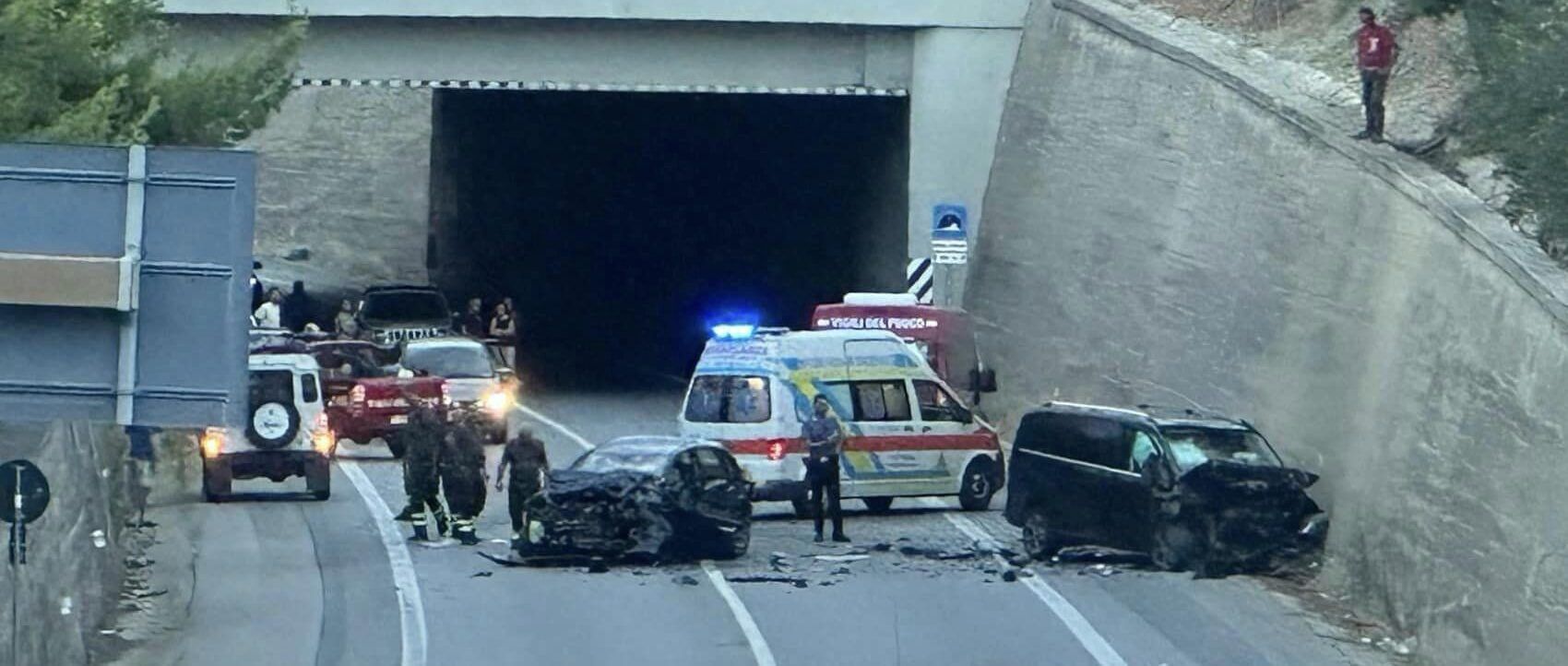 Scontro tra due auto sulla Statale 106 a Trebisacce, grave un 22enne
