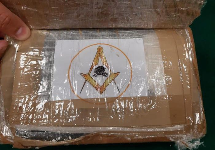 Esplosivi, armi e cocaina con simboli massonici scoperti in un garage a Reggio – VIDEO