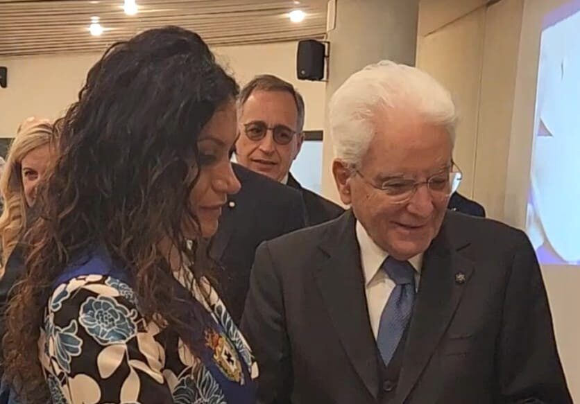 Rosaria Succurro dona le tavole di Gioacchino da Fiore a Mattarella