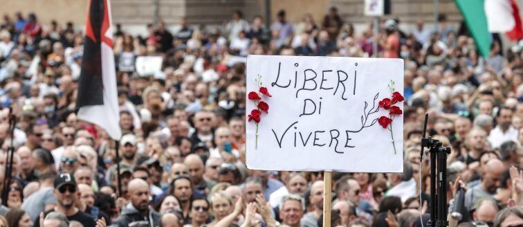 Scontri al corteo No Green pass a Roma