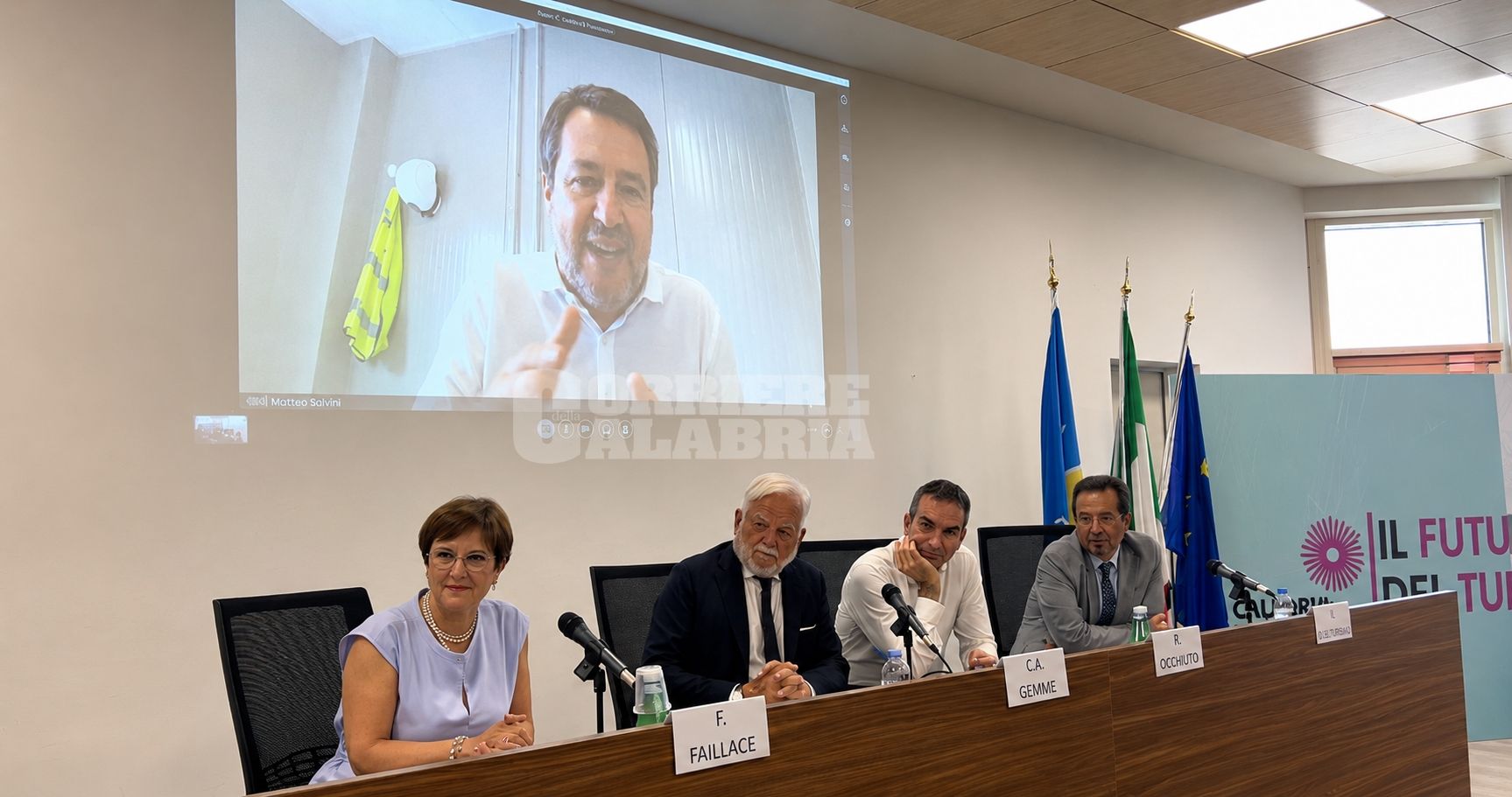 Salvini: «In Calabria viviamo un rinascimento, cantieri aperti per 22 miliardi. E lavoriamo al progetto dell’Alta velocità fino a Reggio»