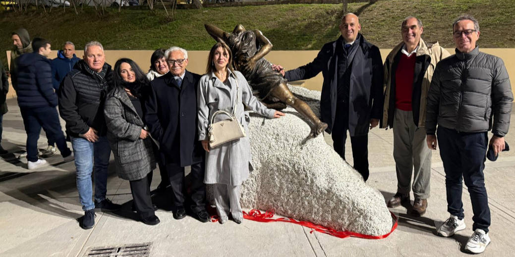 Il Comune di Sellia Marina consegna alla storia Giuditta Levato con la scultura di Luigi Verrino