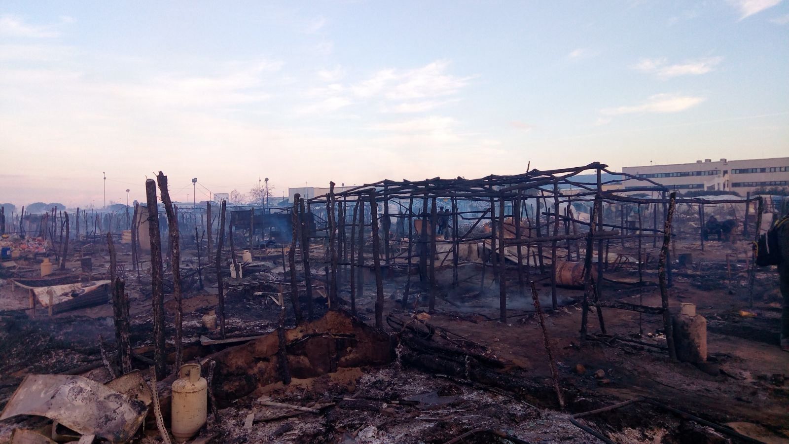 Incendio alla tendopoli, la vittima era arrivata giorni fa da Riace